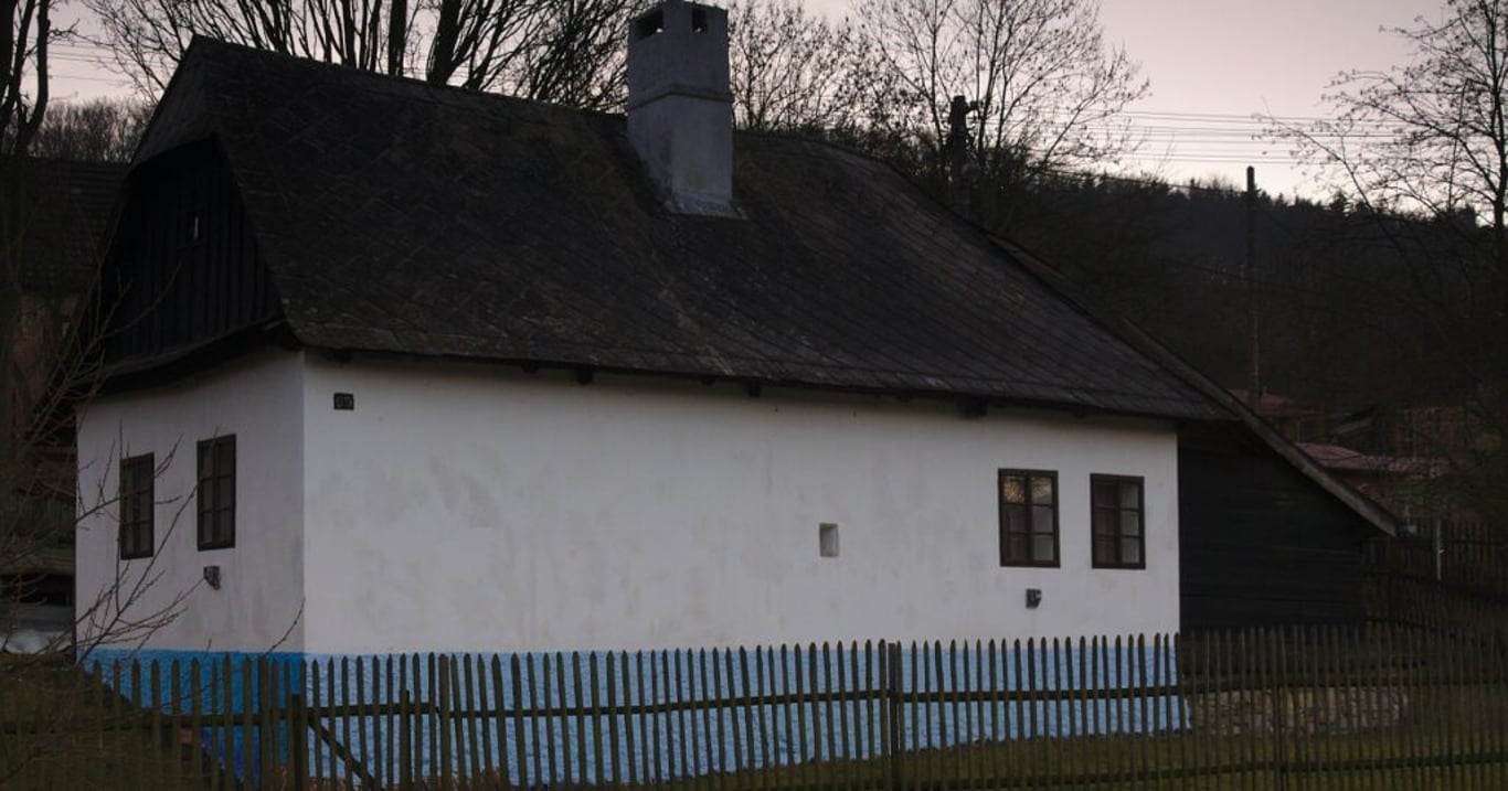 Koupili si 140 let starý dům za účelem rekonstrukce. Za zdmi našli tajnou krabici, která jim změnila život