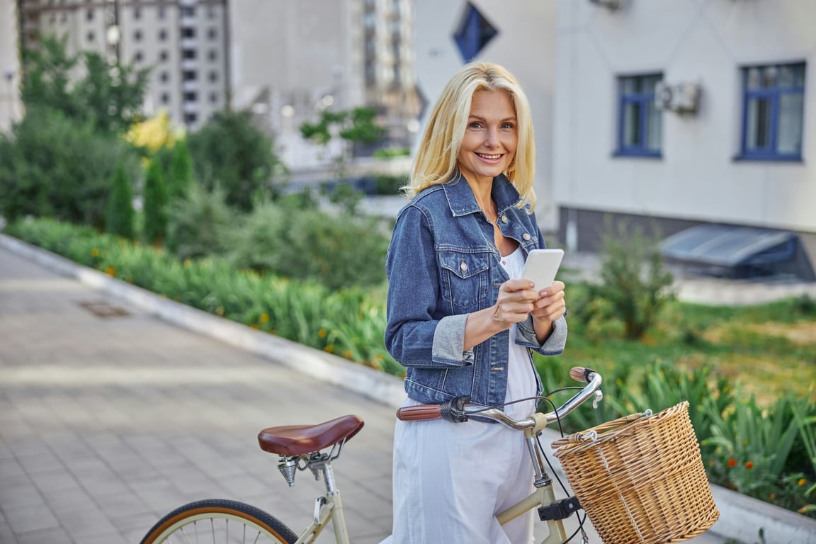 Maličkost, která ničí outfity českých seniorek. I z luxusního oblečení udělá hadr za pár korun a pořád ji nosí spousta žen