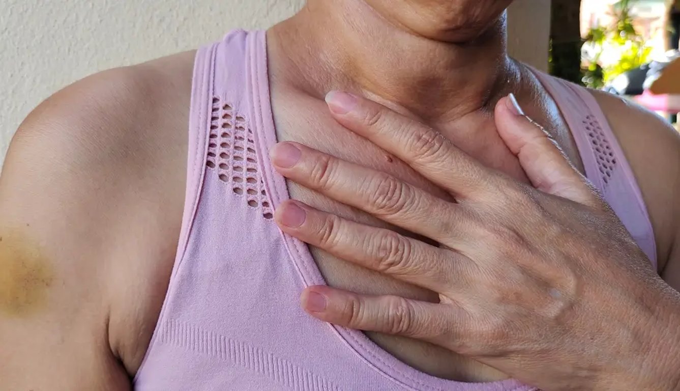 Ženy po 50 konečně vyzrály na ochablé svaly i kůži. Jednoduché cvičení jim vrací pevná prsa i sebevědomí