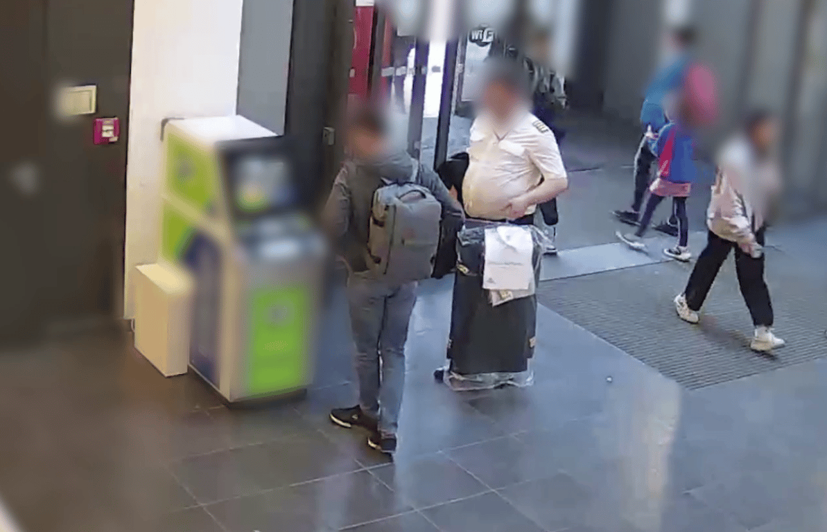 VIDEO: Falešný pilot okrádal lidi podvodem, policie si pro něj přišla k mamince