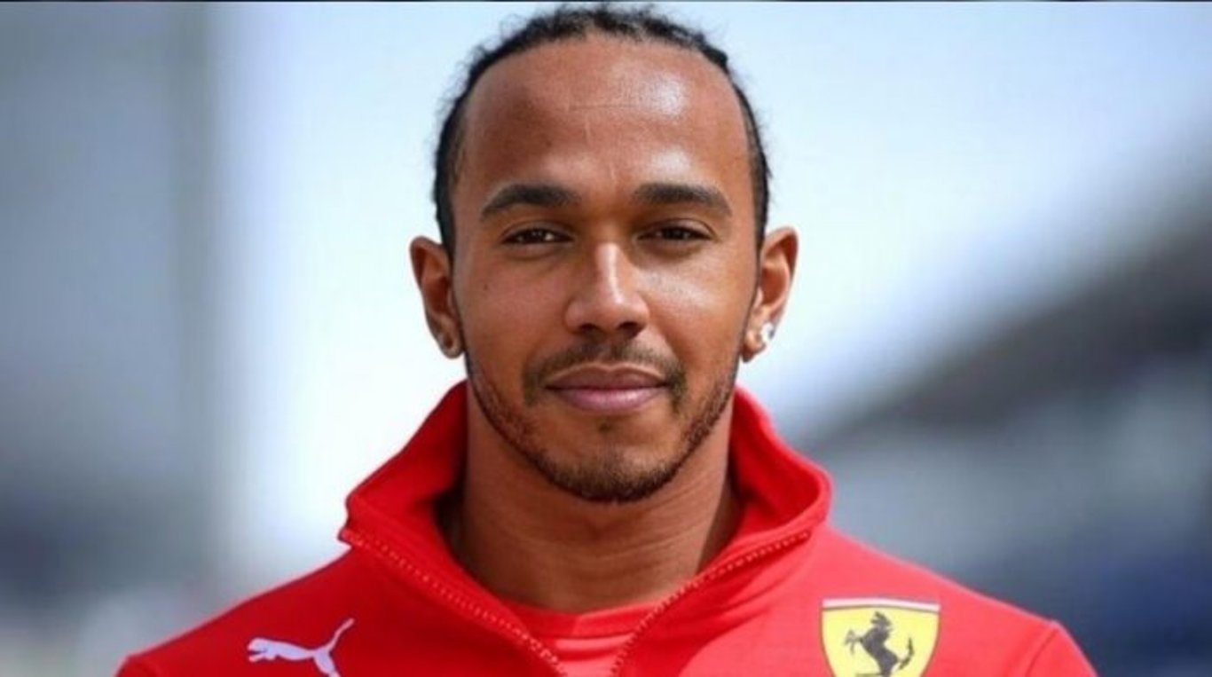 Bylo to jen divadlo. Expert obvinil Hamiltona, že svůj zoufalý vzkaz Ferrari jen předstíral