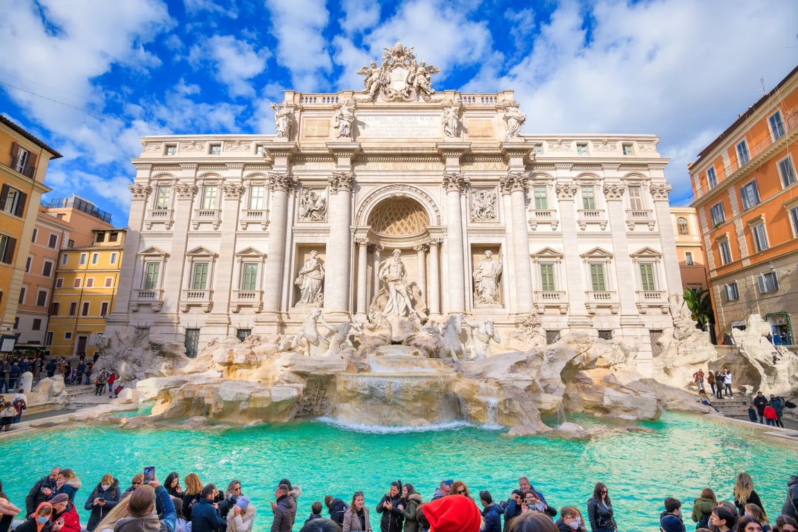 Drzost u Fontány di Trevi šokovala kolemjdoucí. Turistka skončila v rukou policistů a dostala vysokou pokutu