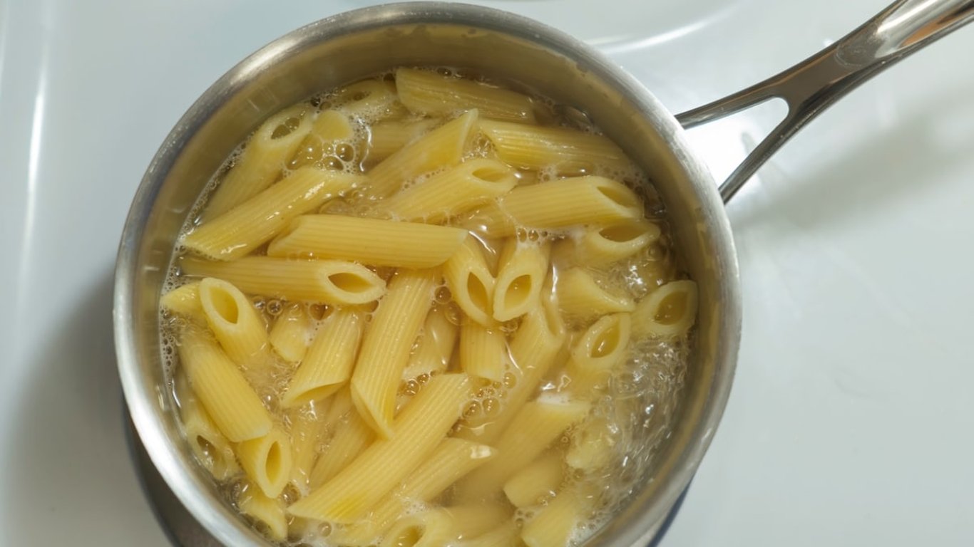 Zkušené hospodyňky upravují těstoviny ještě před vařením. Díky tomu chutnají líp než v luxusní restauraci