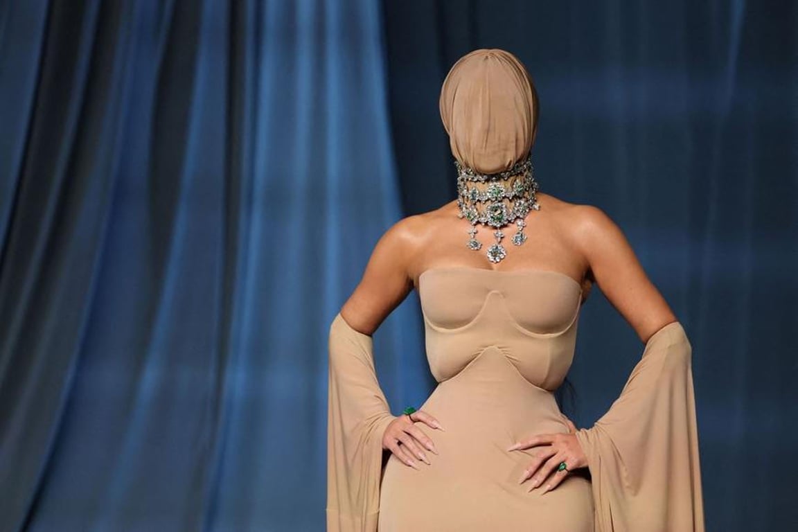 Kim Kardashian jako z jiného světa: maska, odhalené tělo a šok na červeném koberci