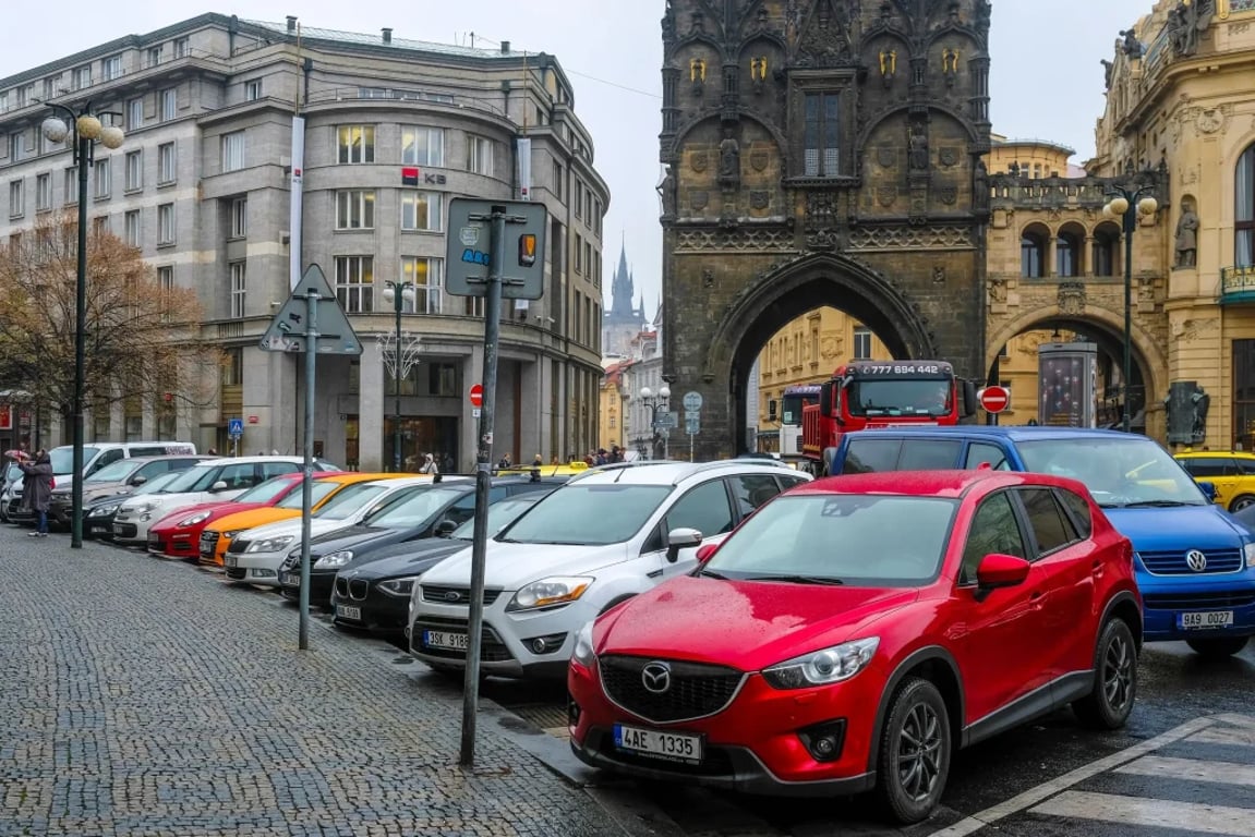Od ledna platí nové pravidlo pro parkování. Mnoho řidičů o tom netuší