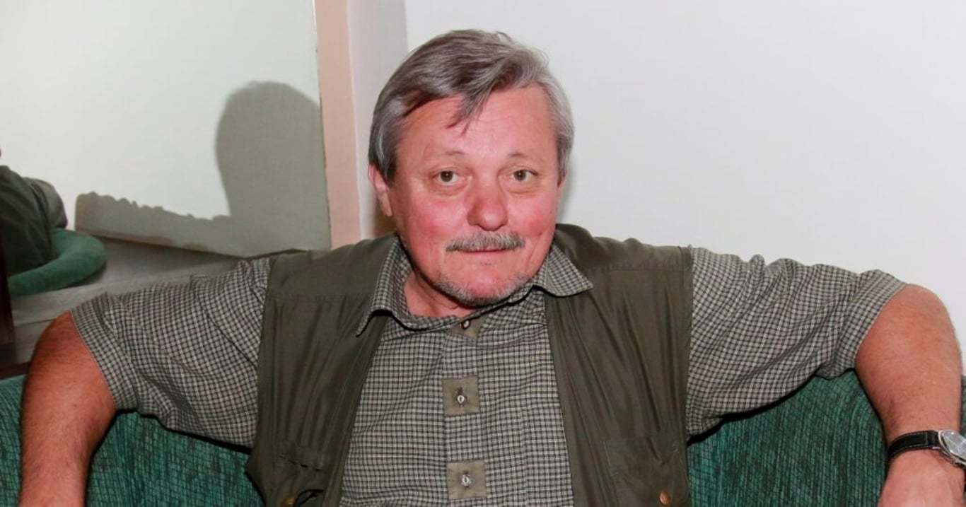 Jak bydlí Svatopluk Skopal, by si 99 % Čechů nedokázalo ani představit. Jeho krásná lesní chata jako by se zasekla v době