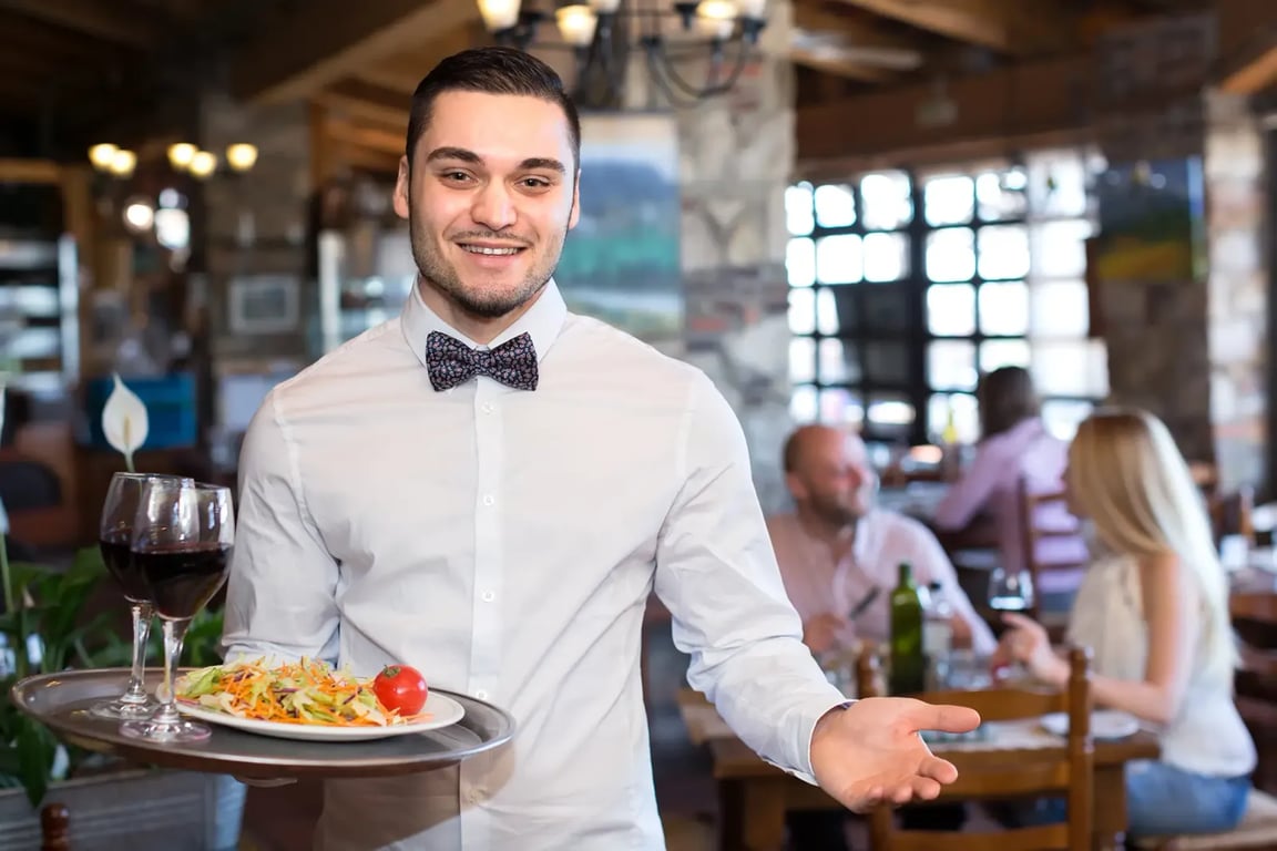 Na dovolené jsem prožila flirt s číšníkem mladším o 10 let. Nikdy bych nečekala, jak to dopadne