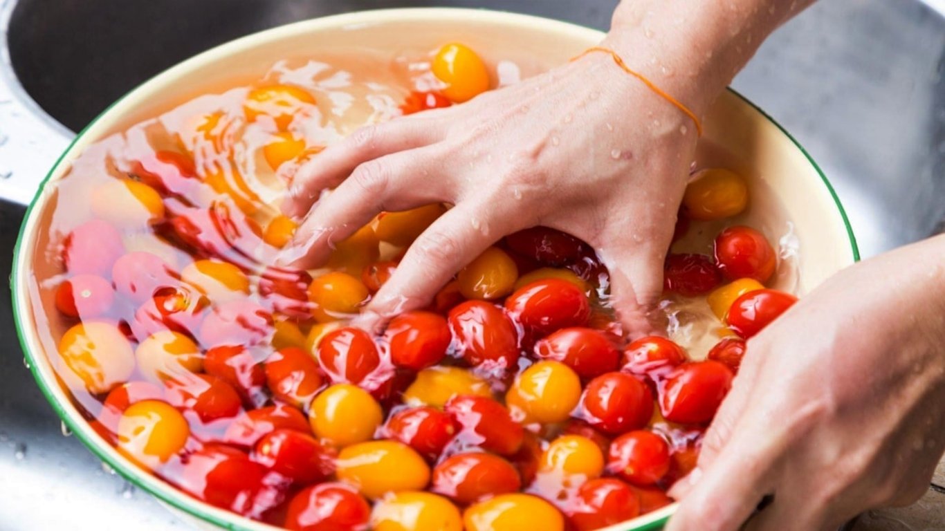Jak si užít voňavá a šťavnatá rajčata i v zimě? Před uložením potřebují malou péči