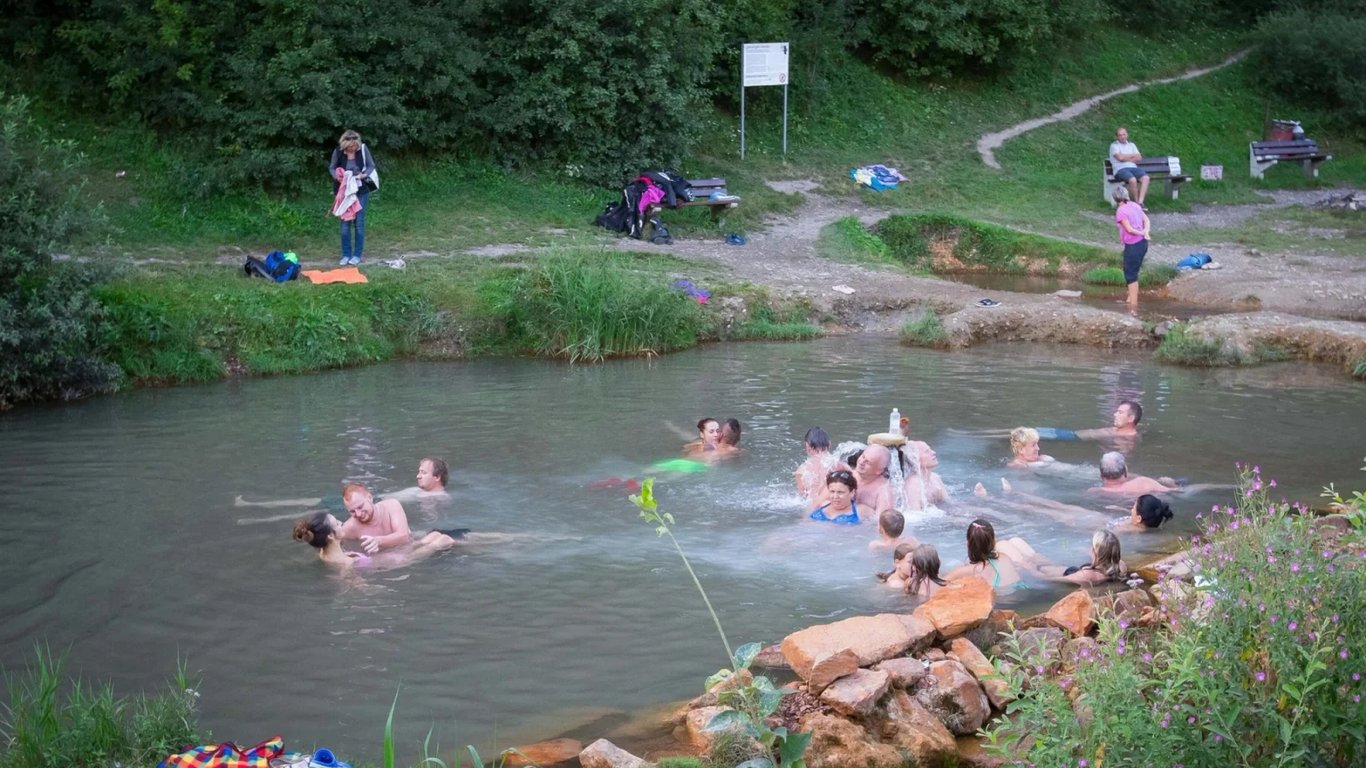 Češi stále platí za termální lázně, ale kousek od hranic jsou úplně zdarma. Voda tu má 60 °C a nabízí unikátní složení