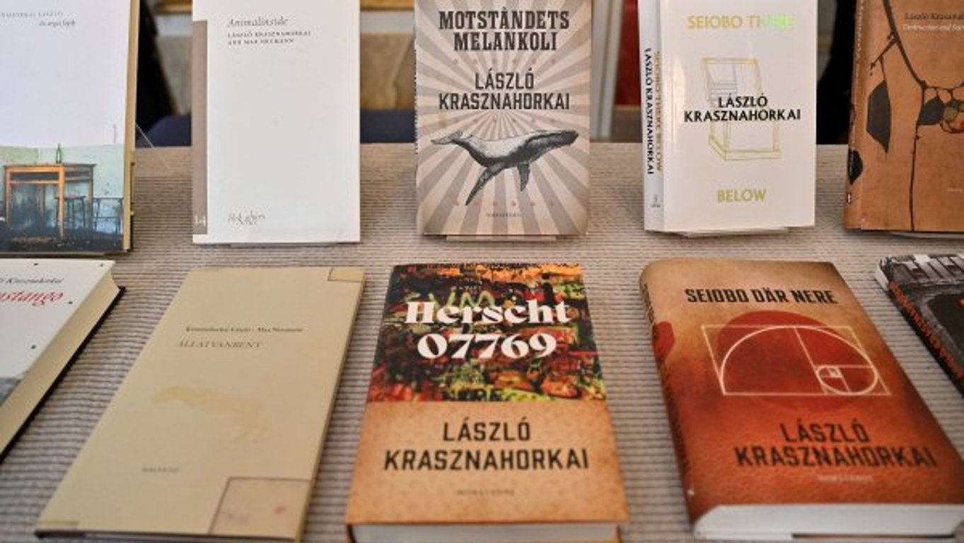„Podmanivé dílo potvrzující sílu umění.“ Nobelovu cenu za literaturu získal Maďar László Krasznahorkai, inspirovat se nechal i Franzem Kafkou