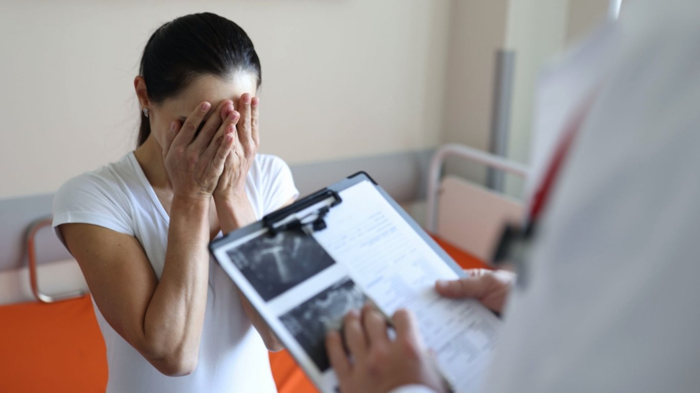 Ema (32) dorazila na ultrazvuk plná očekávání. Když doktor ztuhl, pochopila, že něco není v pořádku