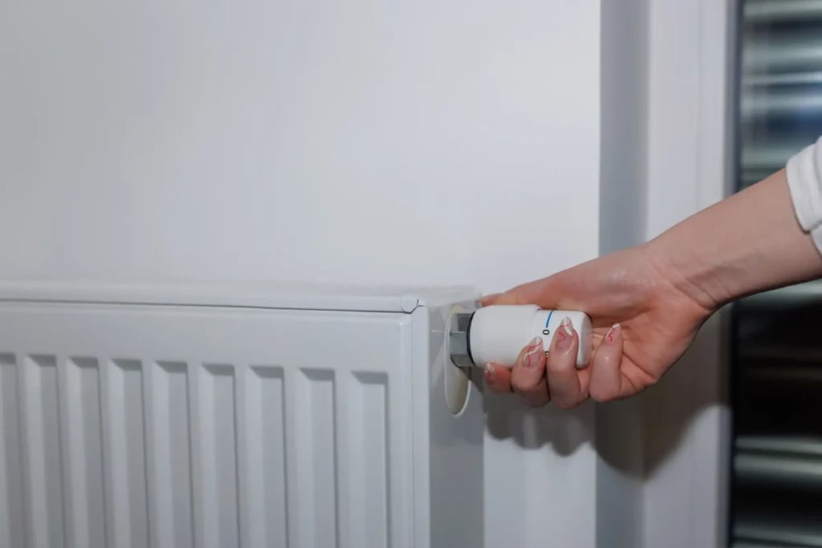 Na jakou teplotu nastavit pračku, topení a bojler, abyste ušetřili co nejvíce peněz. Přinášíme přehlednou tabulku