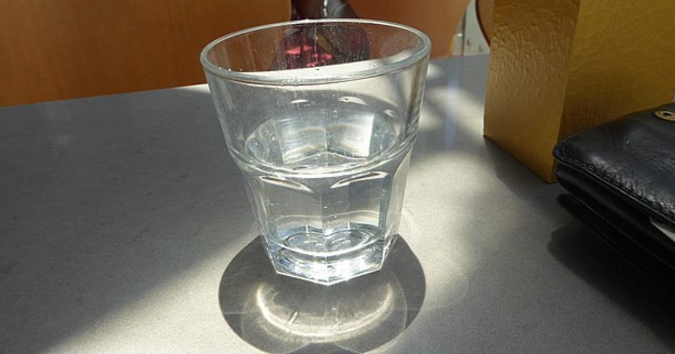 Začala jsem dávat pod postel sklenici vody. Není to náhoda, že od té doby spím klidněji a cítím se jinak