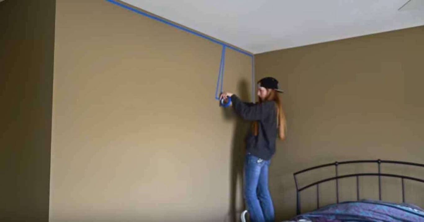 Vzala obyčejnou malířskou pásku a začala z ní lepit ornamenty na zdi. Výsledek její práce je dechberoucí