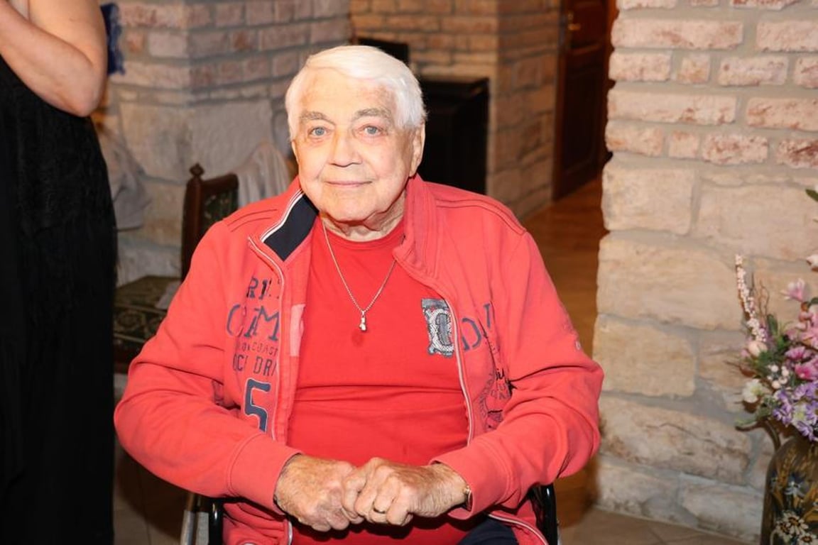 Přátelé se rozloučili s Jiřím Krampolem. Strašnické krematorium se zaplnilo lidmi