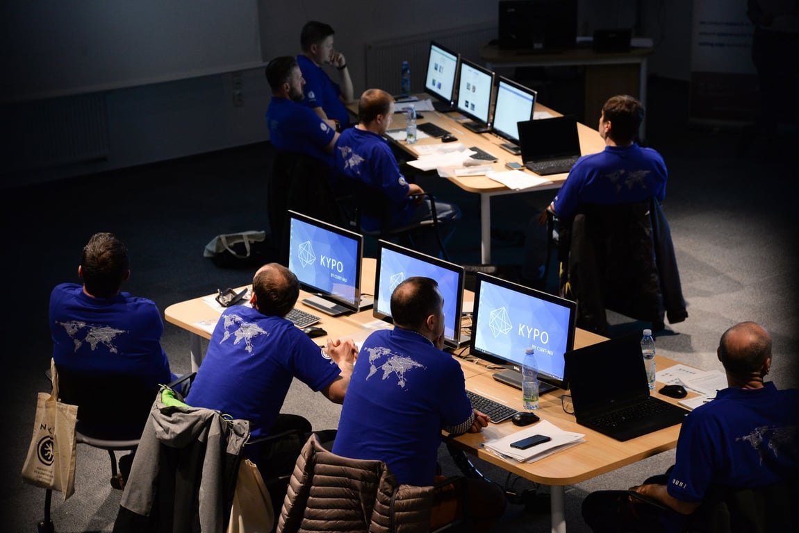 Digitální platformy musí nově blokovat hybridní útoky, rozhodl Brusel