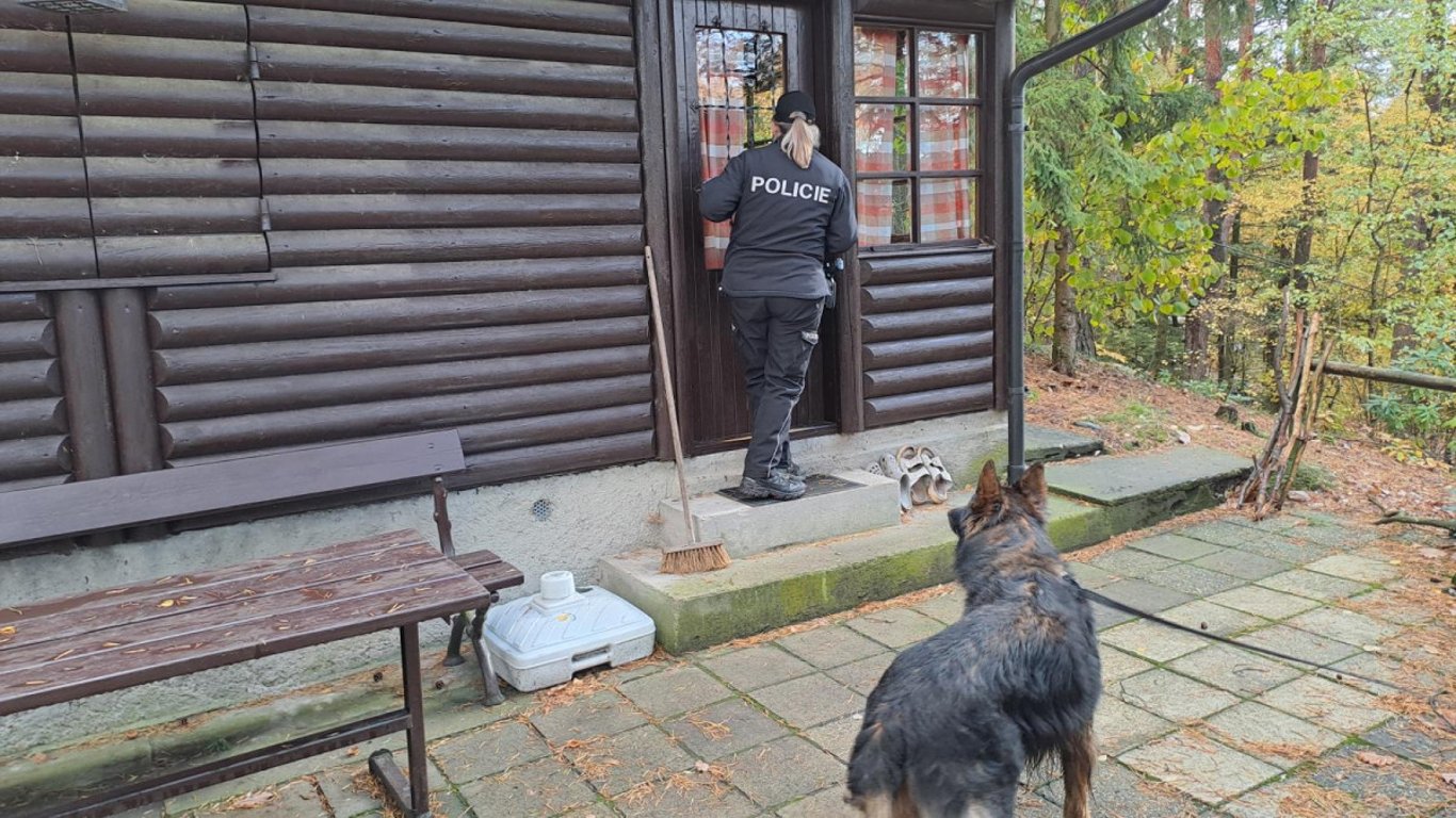 Policisté kontrolovali chaty a chalupy v Českém ráji, zapojili i služebního psa Zorana