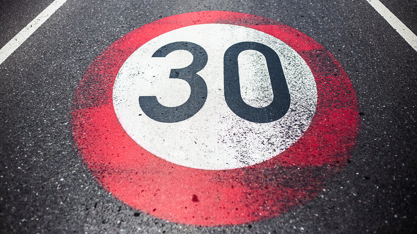 Radary, retardéry? Nebo snad posílené hlídky? Ani jedno. Řidiče nyní zpomalí novým originálním způsobem