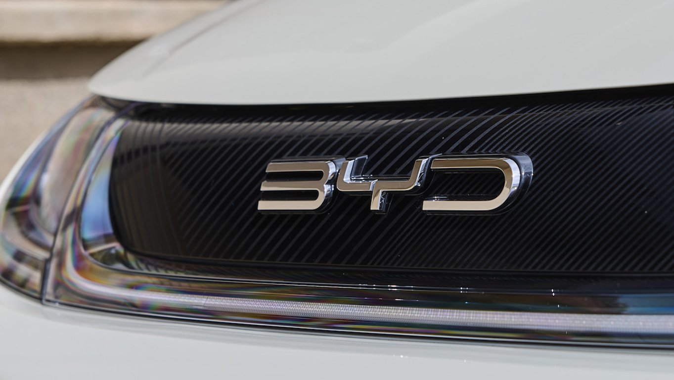 Čínský obr v českých ulicích: Nejrychleji rostoucí automobilka přijíždí na náš trh. Ukončí kralování Škody?