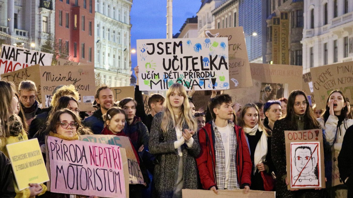 FOTOGALERIE: Pokud přijde Macinka, nezbude ani květinka, protestovali Brňané