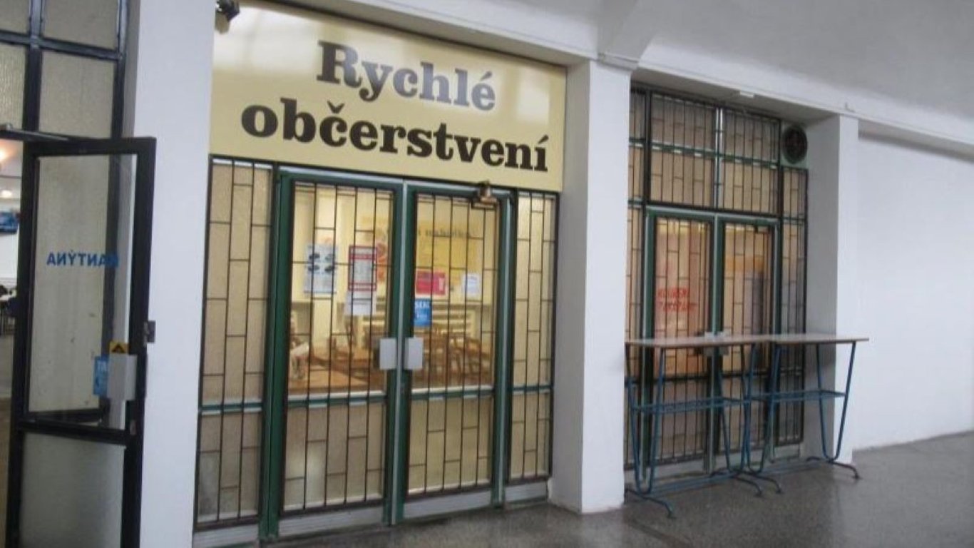 Myši, trus, špína a zbytky na podlaze. Inspekce zavřela rychlé občerstvení v Přerově