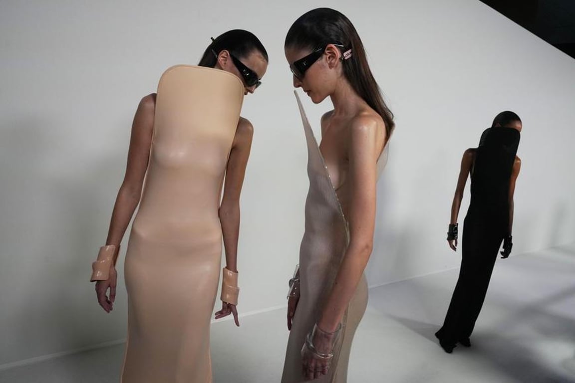 Exploze stylu v Paříži: od něžných modelů, přes sexy futurismus, až po netopýří klobouky