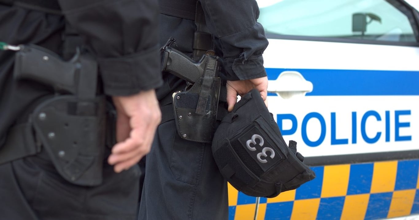 Kvůli bezdomovci dorazila policie, ale nikdo nečekal, co přijde dál. Jediný okamžik rozdělil lidi na dva tábory