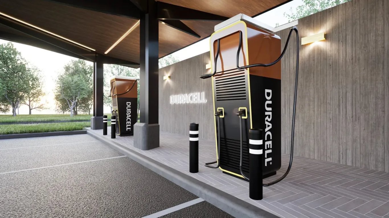 Duracell spouští ultrarychlé nabíječky ve Velké Británii. Vypadají jako jejich baterie