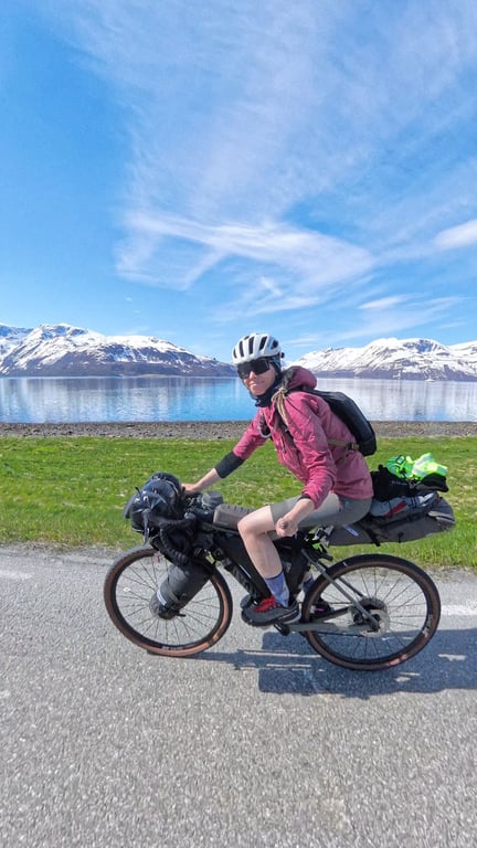 Na kole dojela až na konec světa. Neodradilo ji napadení divokých psů ani osamocení