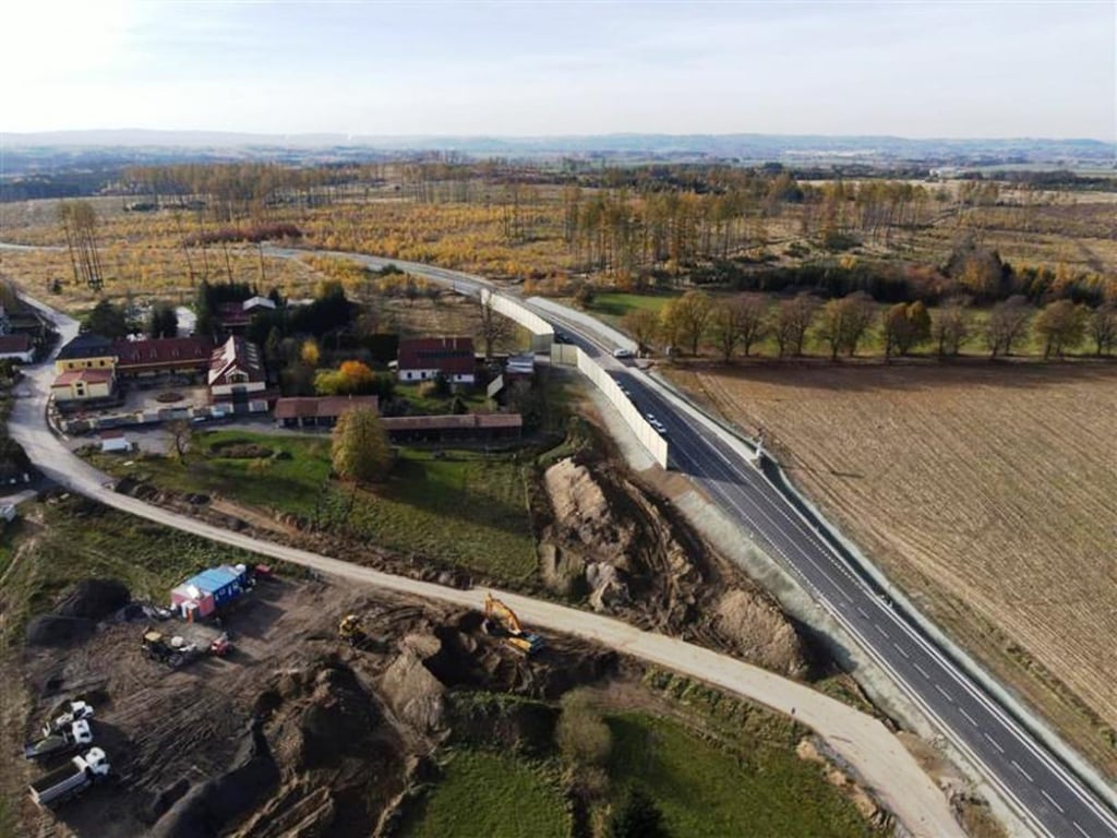 Mezi Jihlavou a Žďárem přibyl obchvat Rytířska. Má dvě protihlukové stěny