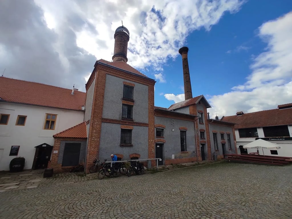 Slavný pivovar a komín z filmu Postřižiny