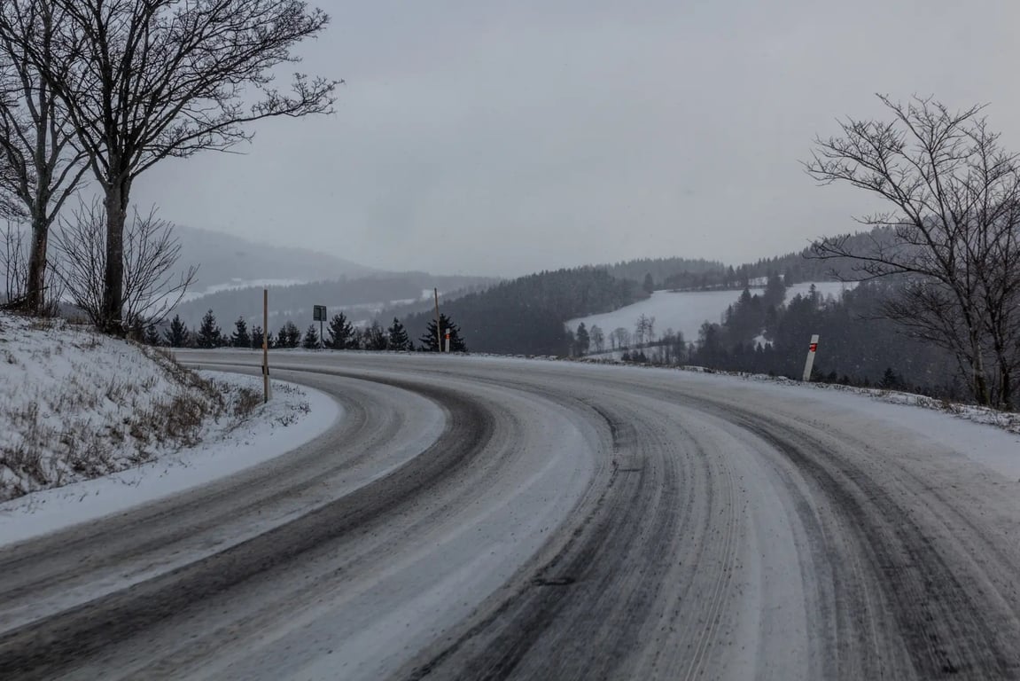 Zasněžená silnice