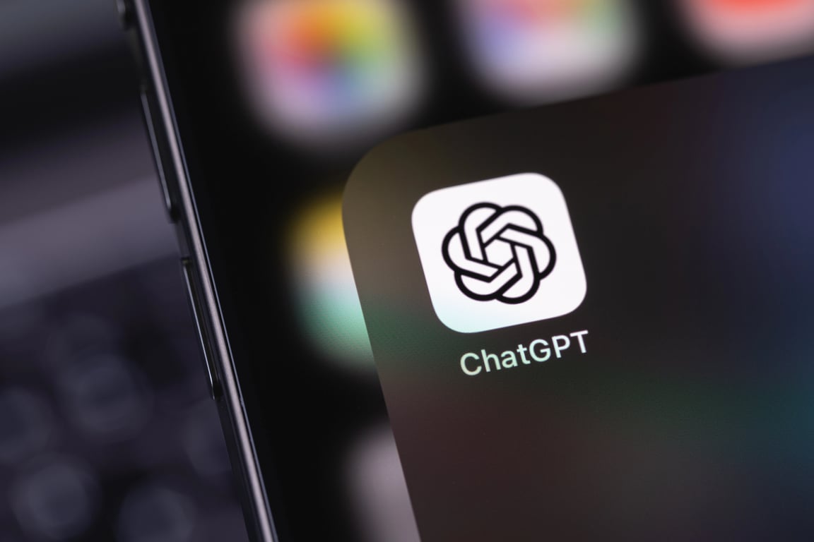 Erotika, čipy a reklama. OpenAI zkouší všechno, jen aby ChatGPT přežil