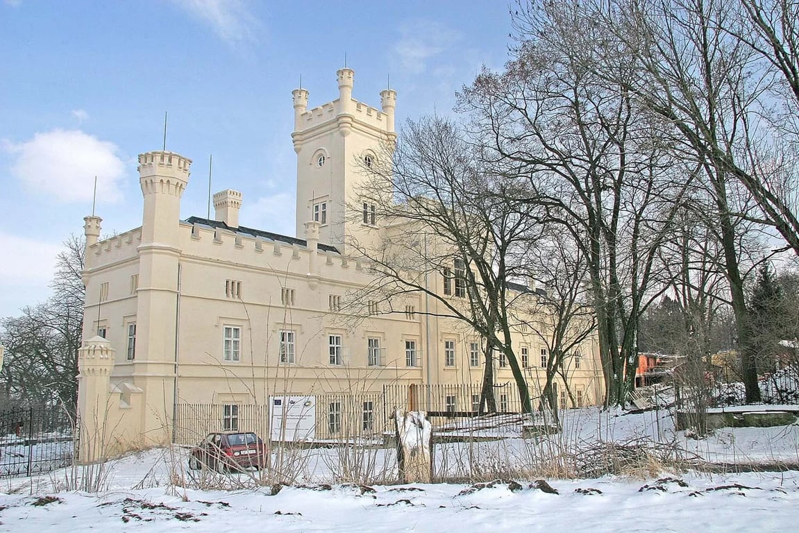 Turisté sem kdysi proudili davy, dnes se sem bojí vkročit. Z českého skvostu je léčebna.