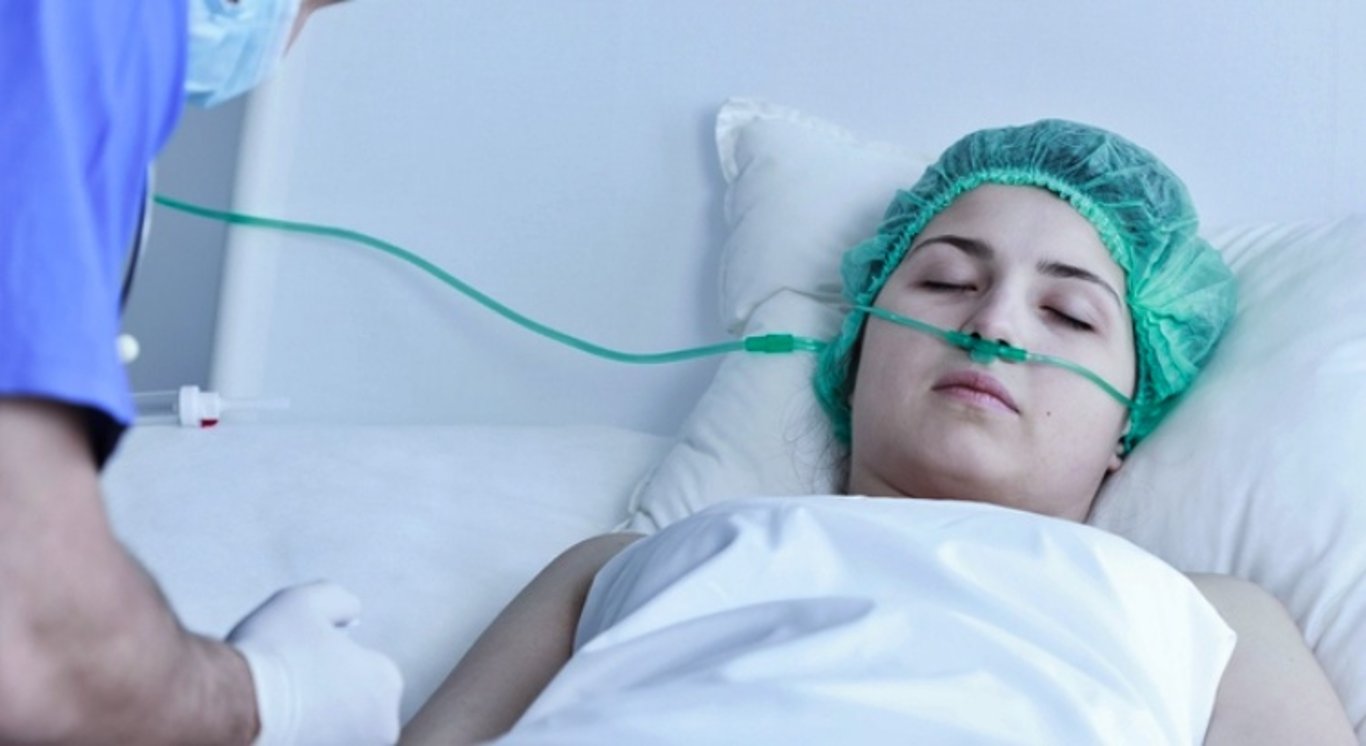 Když se Laura (30) probrala z kómatu, všichni stáli u postele s podivným výrazem. Okamžitě věděla, že něco není v pořádku