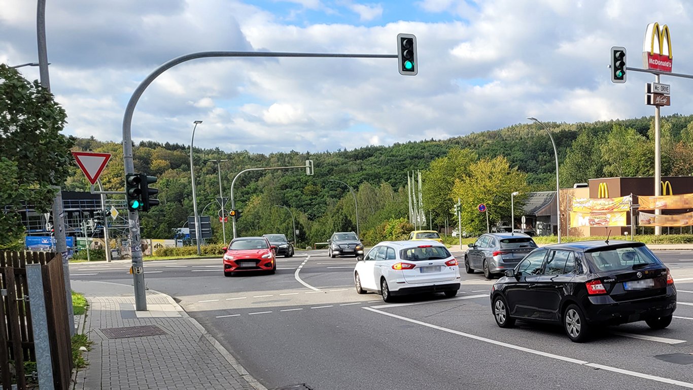 Řidiči tomu věří roky, ale pravda je jinde: Opravdu se nesmíte otočit v křižovatce? Je to úplně jinak