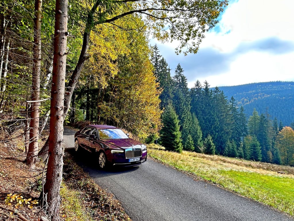 Duch, který v lese nestraší. S Rolls-Roycem Ghost se dá vyjet snad i na Sněžku