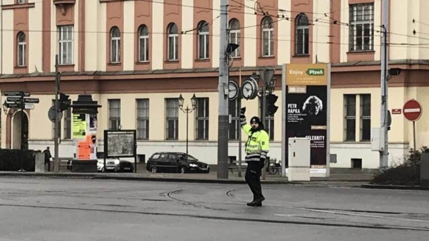 Test: Policista řídí dopravu na křižovatce. Opravdu víte, co všechny jeho pokyny znamenají?