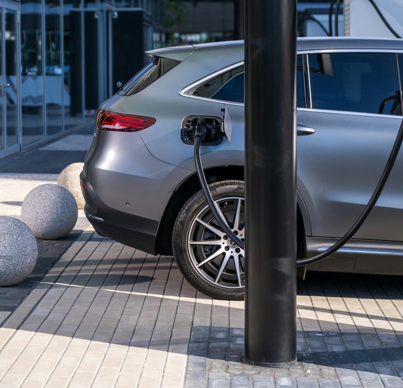 Třebíč už nebude zvýhodňovat parkování elektromobilů. Jiná města slevy ani nezavedla