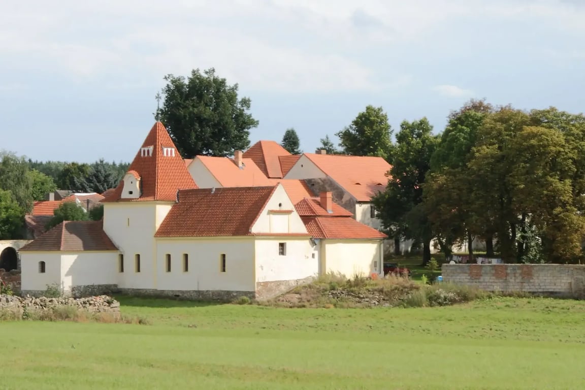 V této obci se natáčel snímek Je třeba zabít Sekala