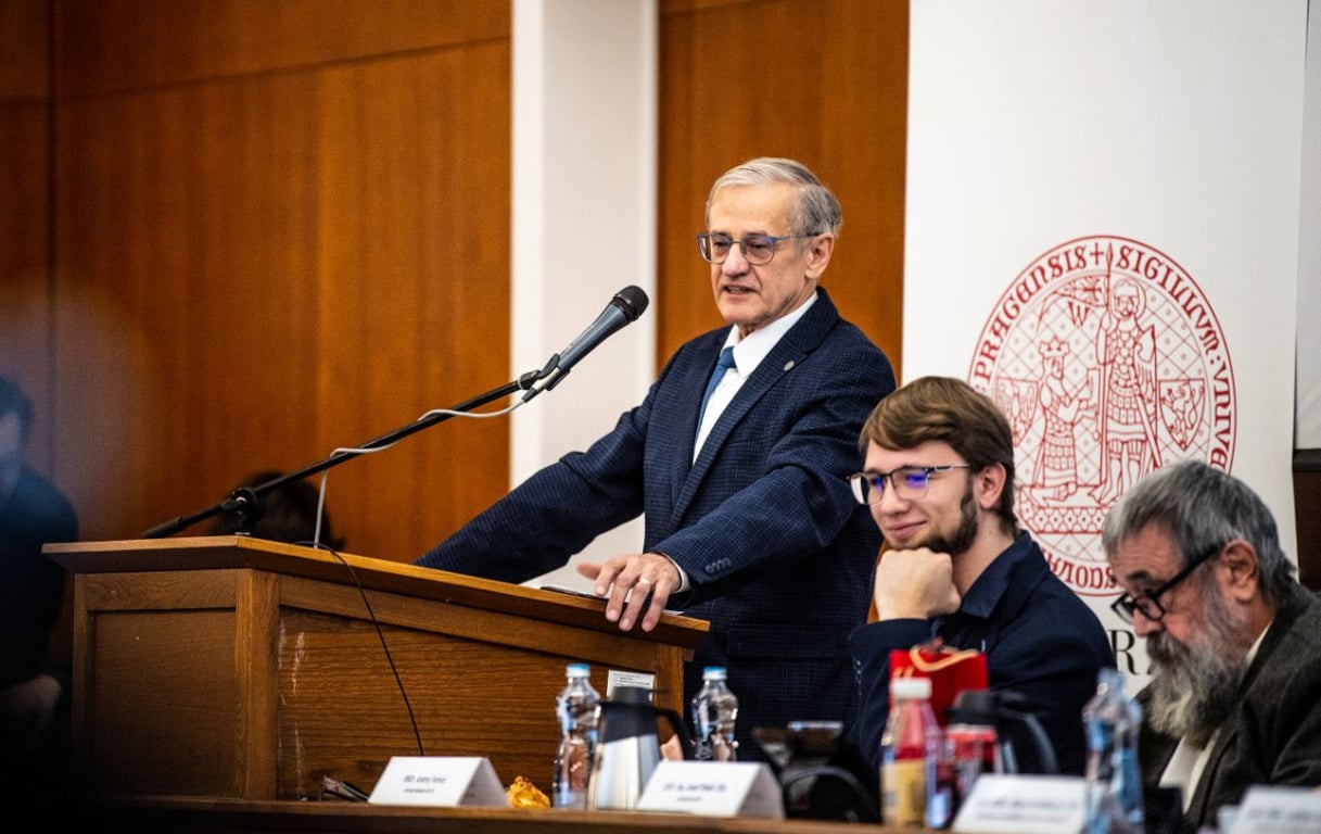 Nové vedení Univerzity Karlovy. Největší českou vysokou školu povede chemik Jiří Zima