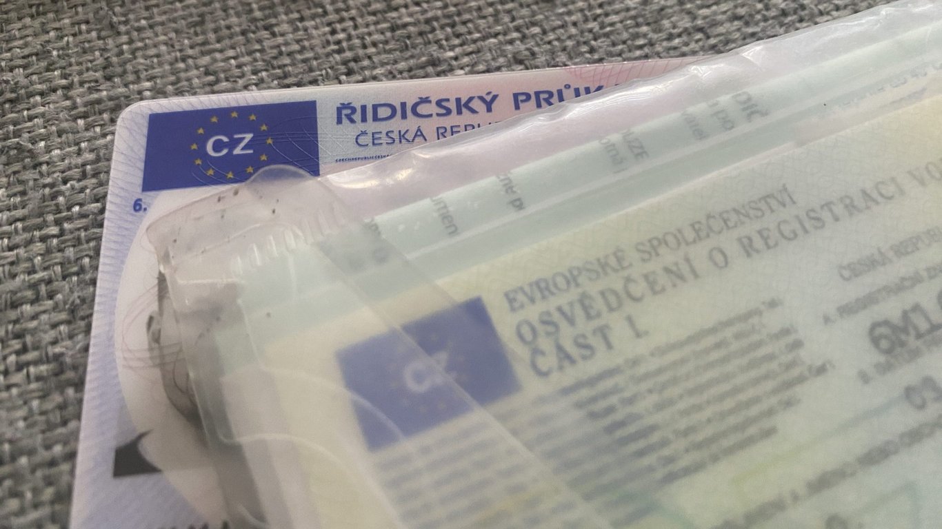 Velká chyba řidičů, kteří špatně pochopili digitalizaci. Tyto papíry musíte mít u sebe, a pokud zapomenete, dostanete tučnou pokutu