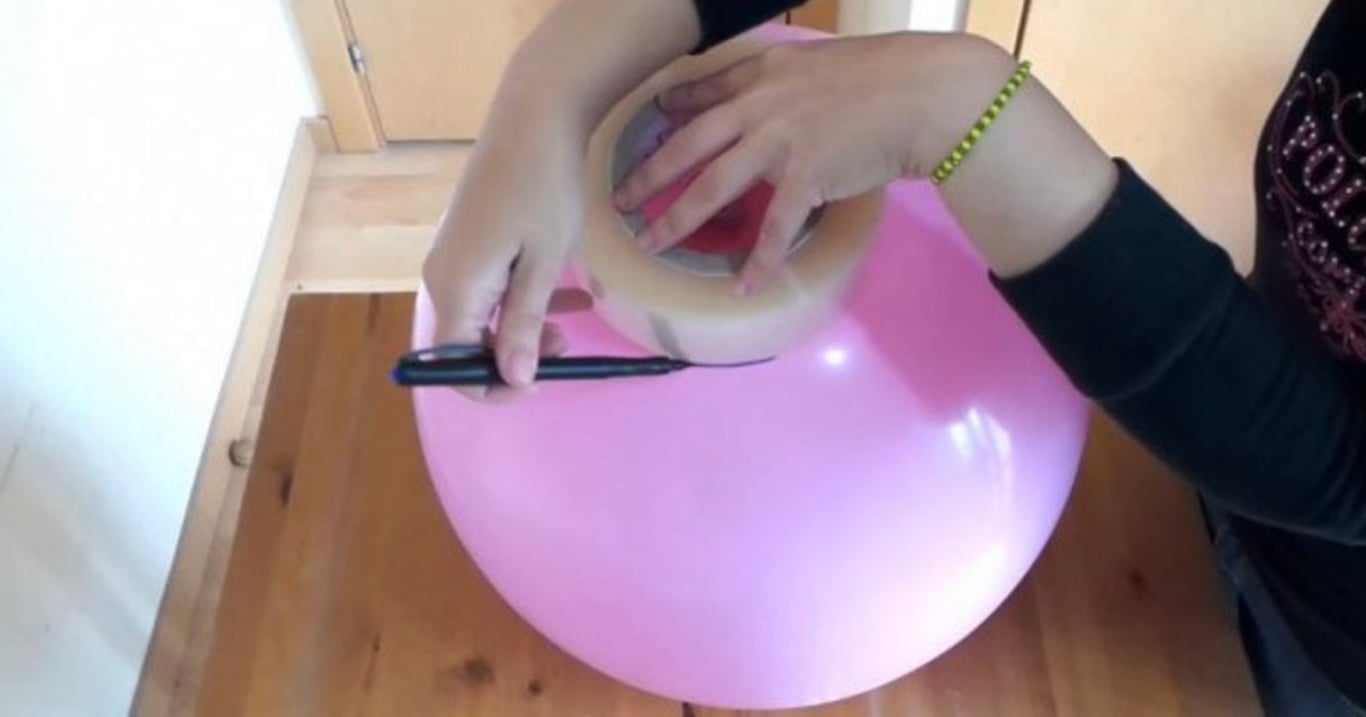 Vzala balónek a obkreslila na něm kruh. Před očima se jí začala rodit skutečně vynikající věc