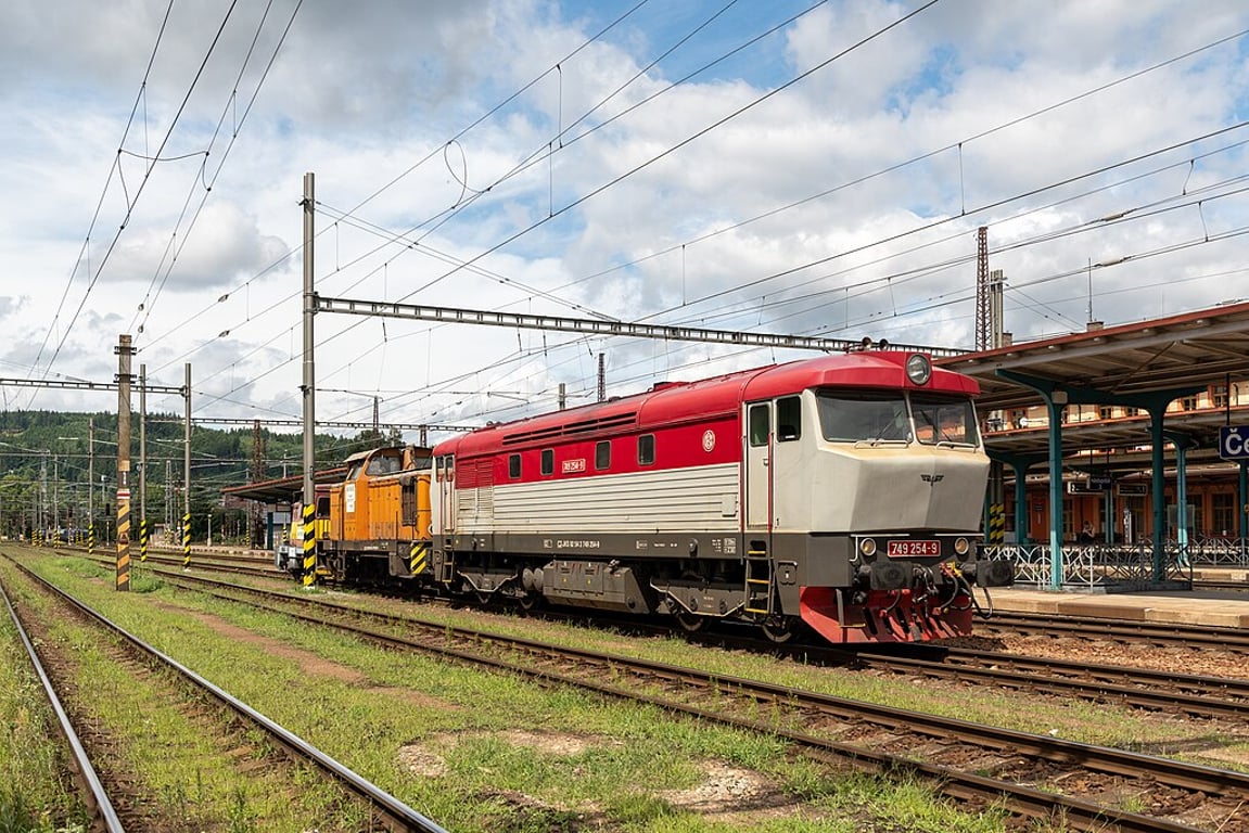 Pracovní stroj strhl trakční vedení, provoz vlaků u České Třebové byl přerušen