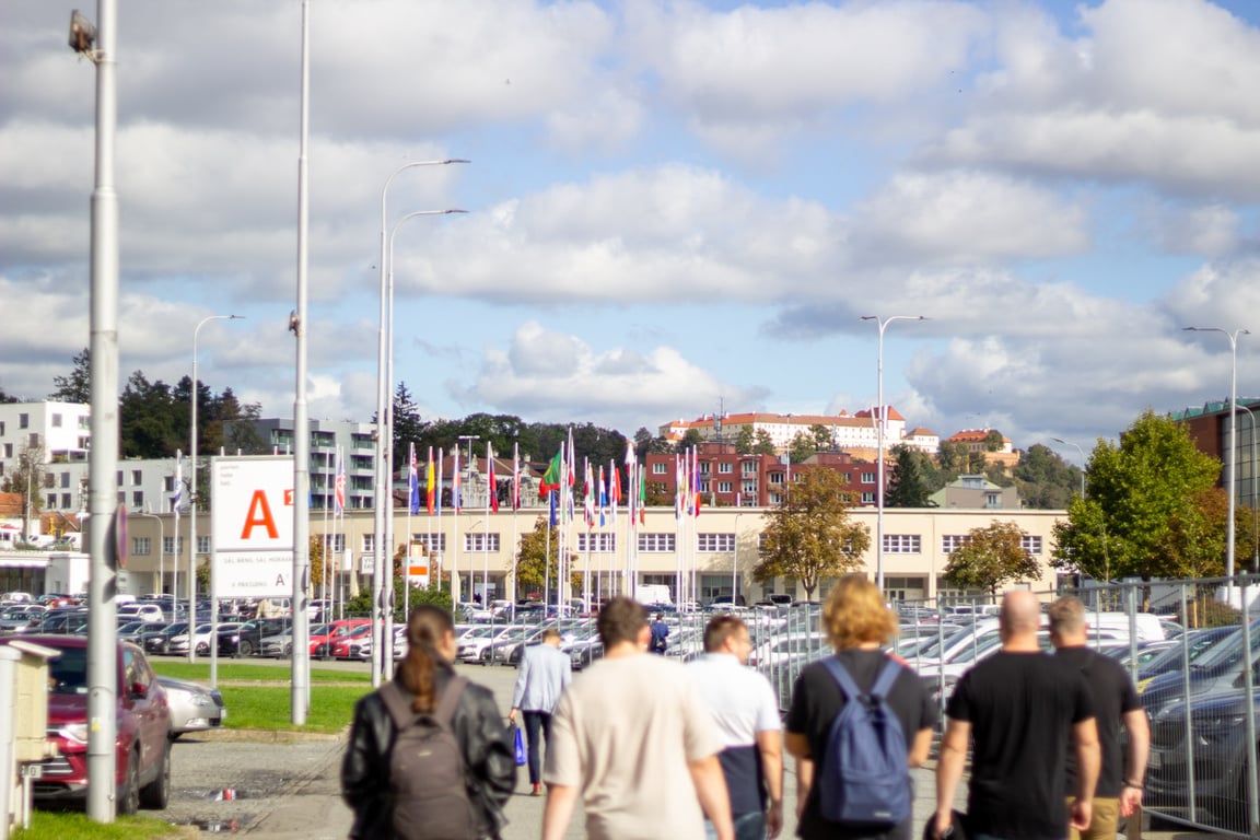 Řidiči, obrňte se trpělivostí. Do Brna míří tisíce lidí na strojírenský veletrh