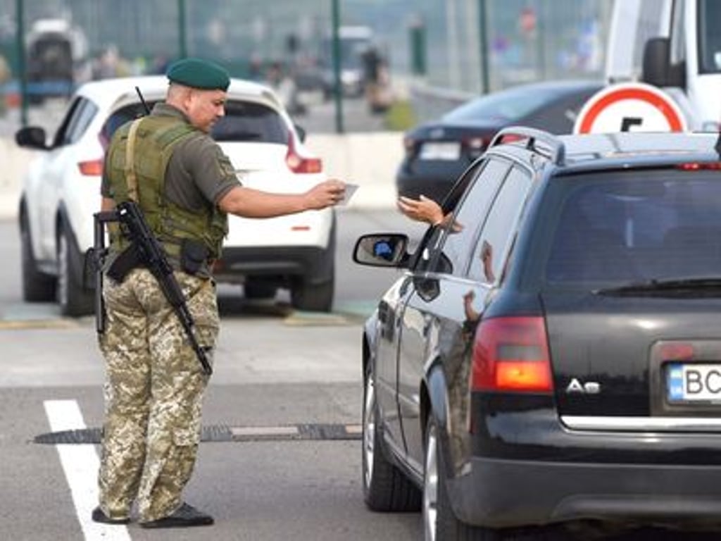 Čeští dobrovolníci na Ukrajině si stěžují: Na hranicích nás čeká šikana!
