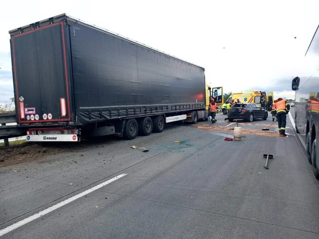 Kamion sjel do svodidel a smetl dvě auta. D1 u Holubic stála přes dvě hodiny