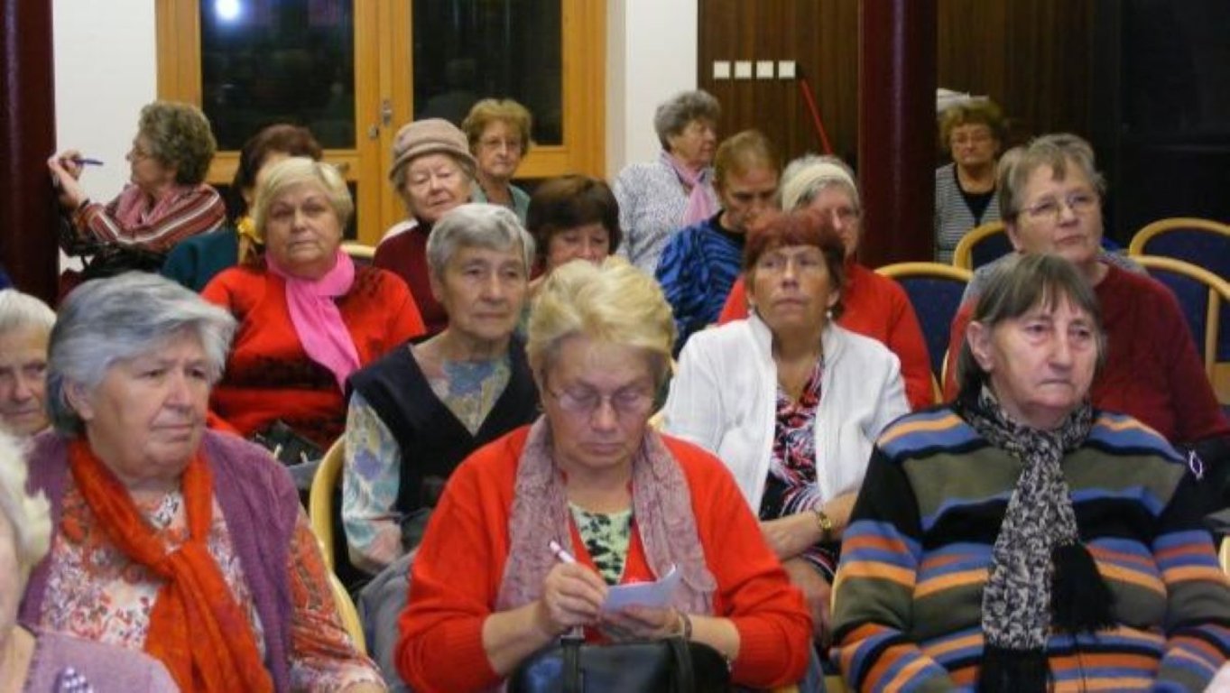 Tito senioři mají od října nárok na tisíce korun navíc od státu. Musí ale splnit několik podmínek