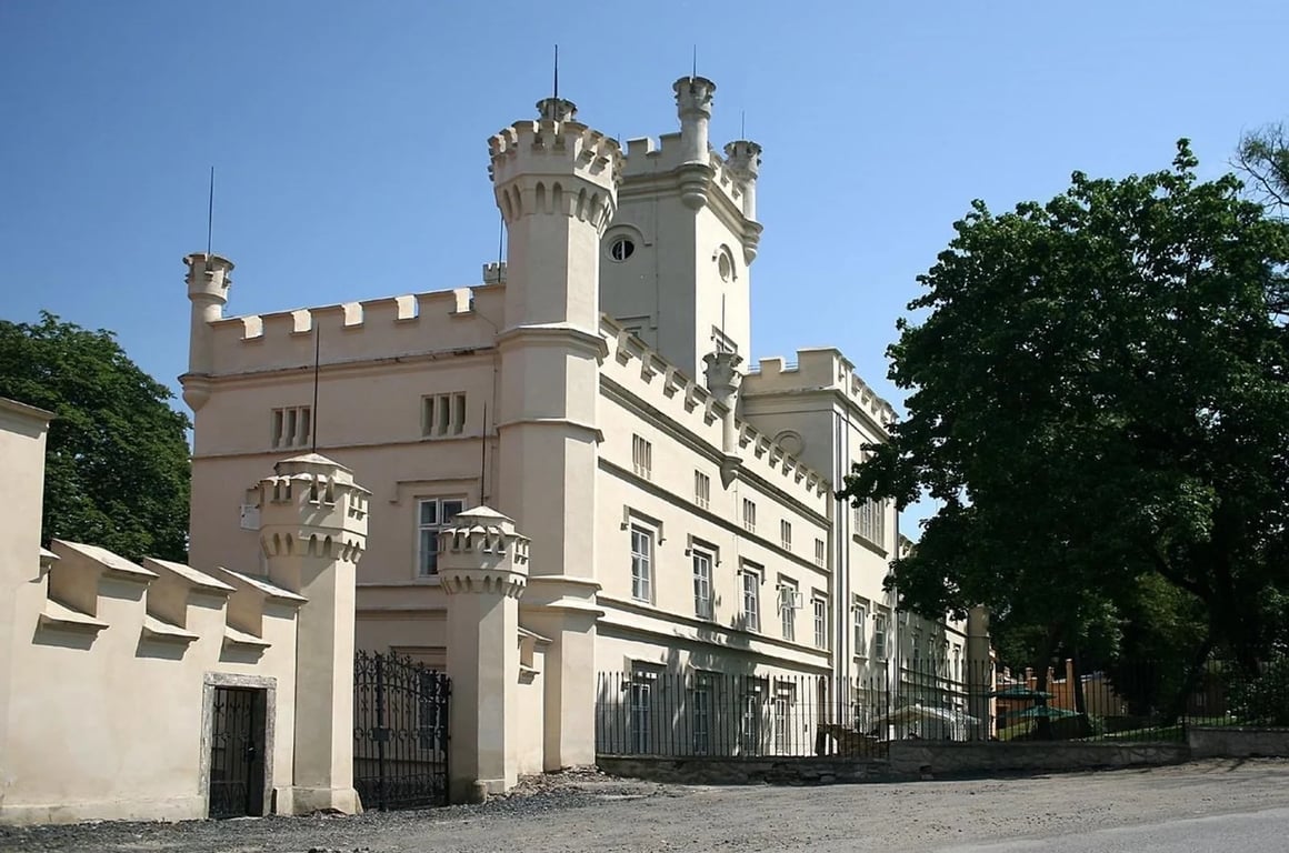 Nádherný zámek, kam jezdili turisté z celého světa, zmizel z mapy. Dnes tu lidé bojují s nemocí.