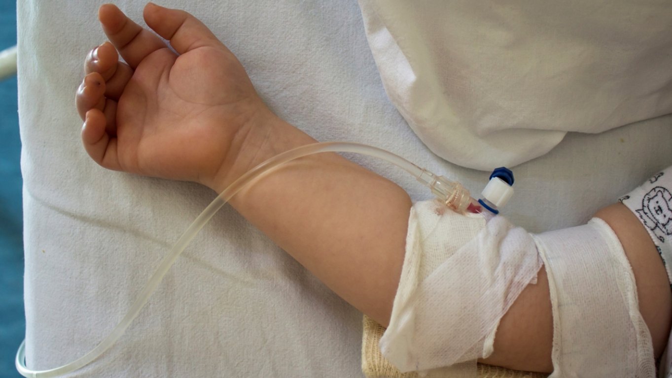 Úplně první příznak meningitidy lidé často přehlédnou. Včasná reakce přitom rozhoduje o životě i následcích